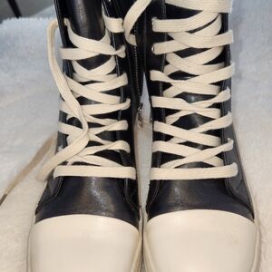 Stylish Black and White Women's High-Top Sneakers